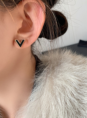 日韩版简约时尚个性V字母黑色白色钛钢镀18K玫瑰金耳钉女耳环钛钢