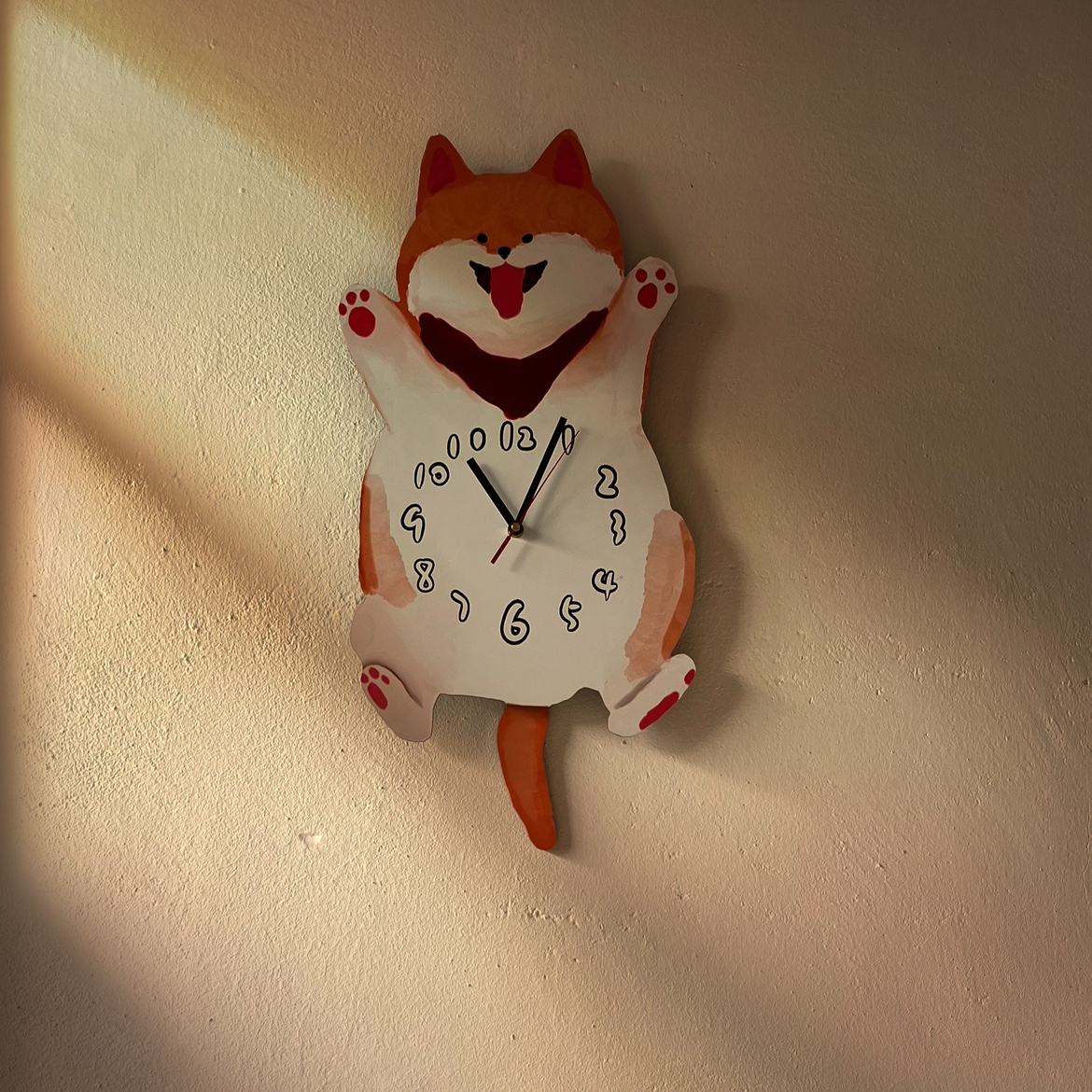 可爱卡通摇尾狗狗挂钟表柴犬挂表创意静音原木风暖色系时钟创意表