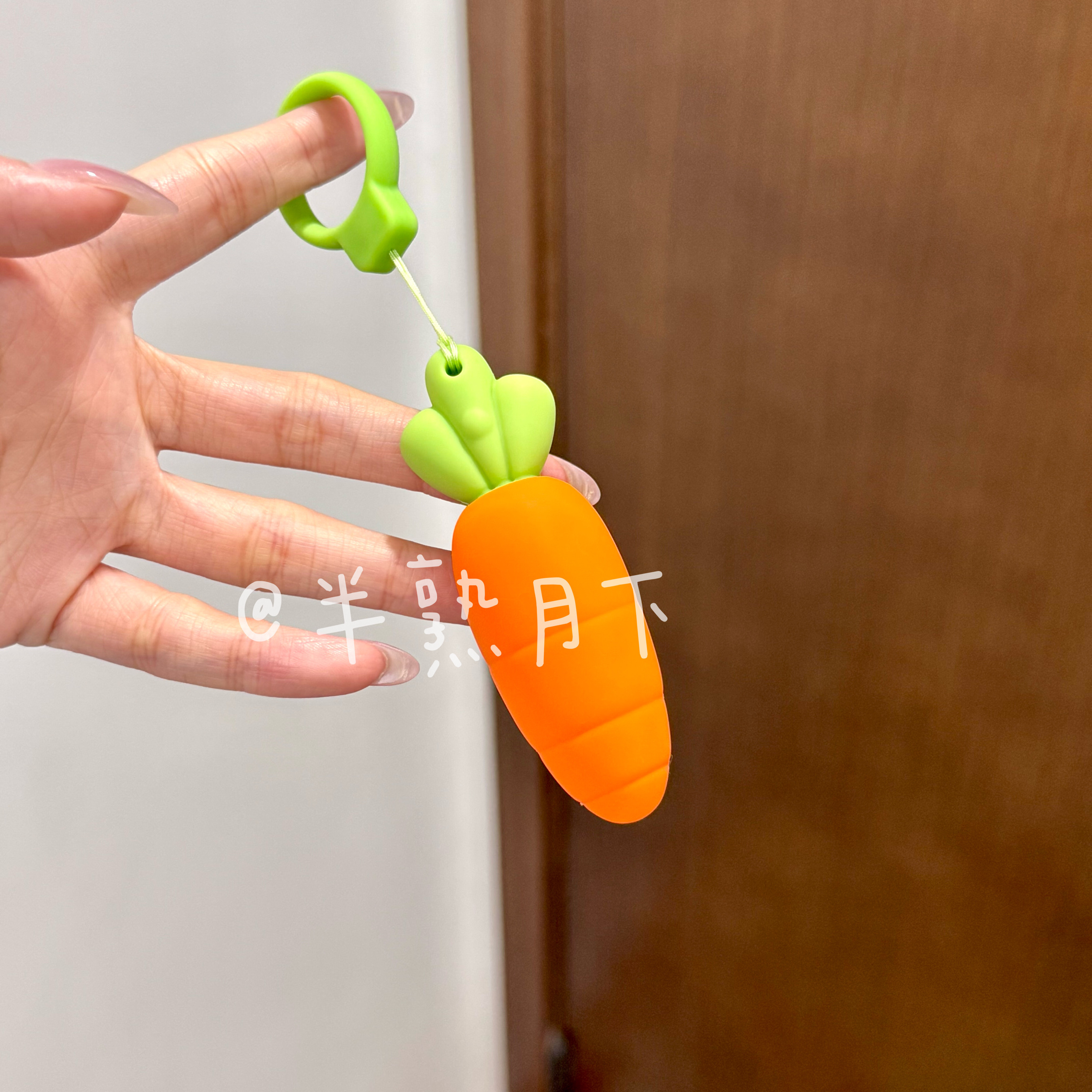 半熟月下胡萝卜摆件可爱胡萝卜钥匙扣挂件