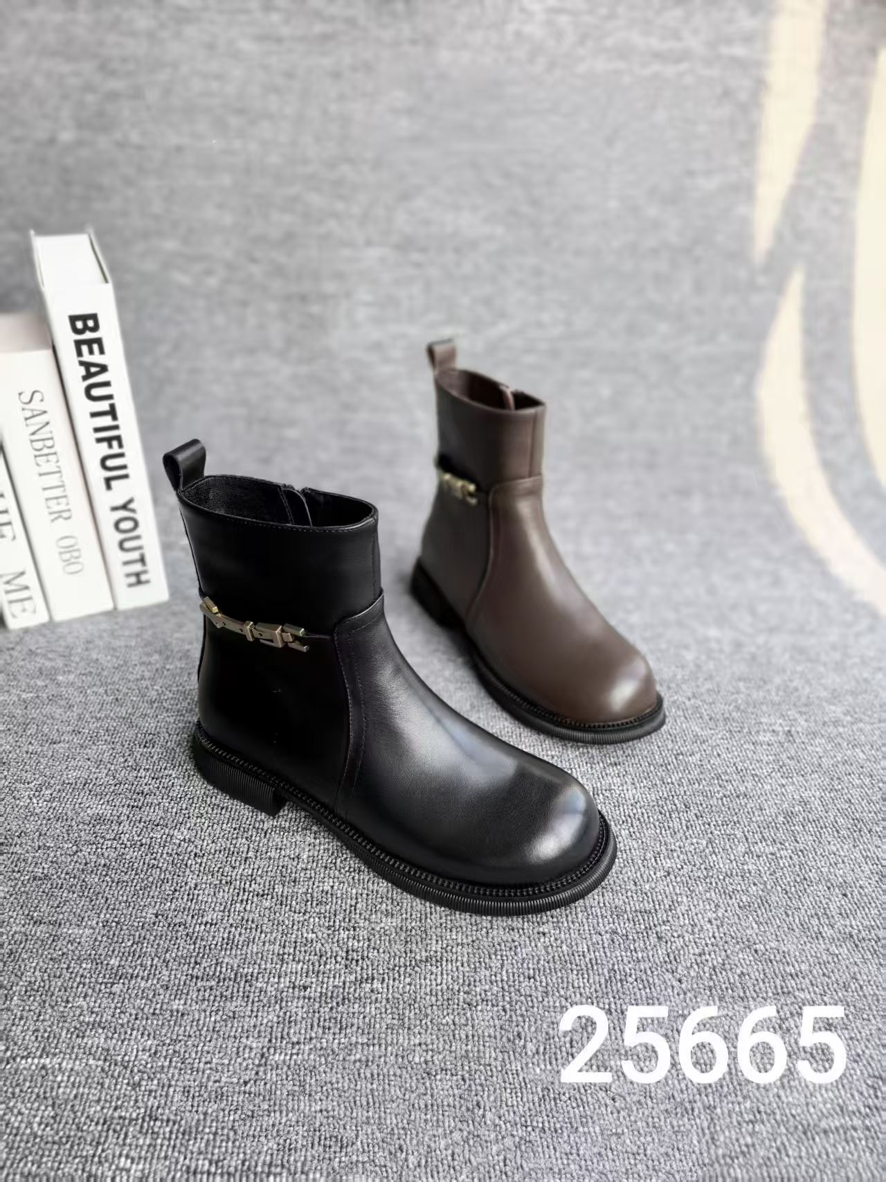 柏育兰大码女鞋2025新真皮粗跟侧拉链马丁靴舒适时尚优雅女靴子42