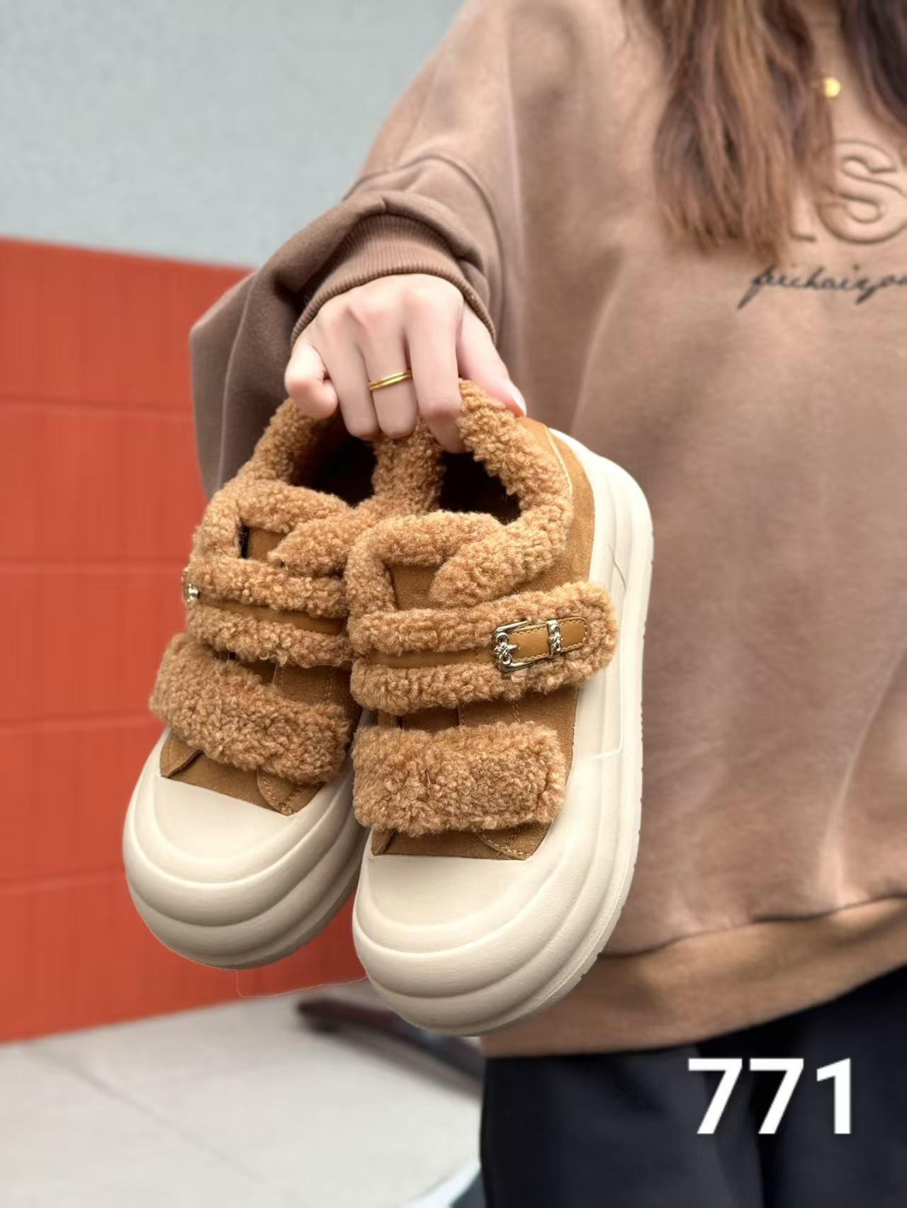 柏育兰大码女鞋2025冬真皮时尚加绒保暖休闲鞋魔术贴棉鞋潮鞋42码