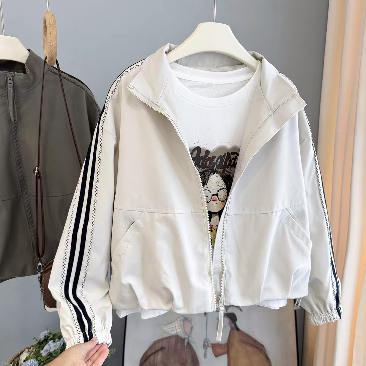 短款立领条纹休闲棒球服夹克外套图片