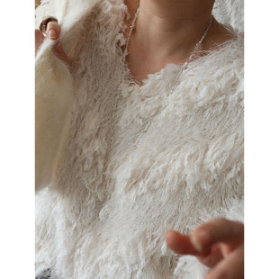 慵懒风宽松v领上衣 羽毛皮草感流苏白色毛衣加厚冬季 1st编辑店