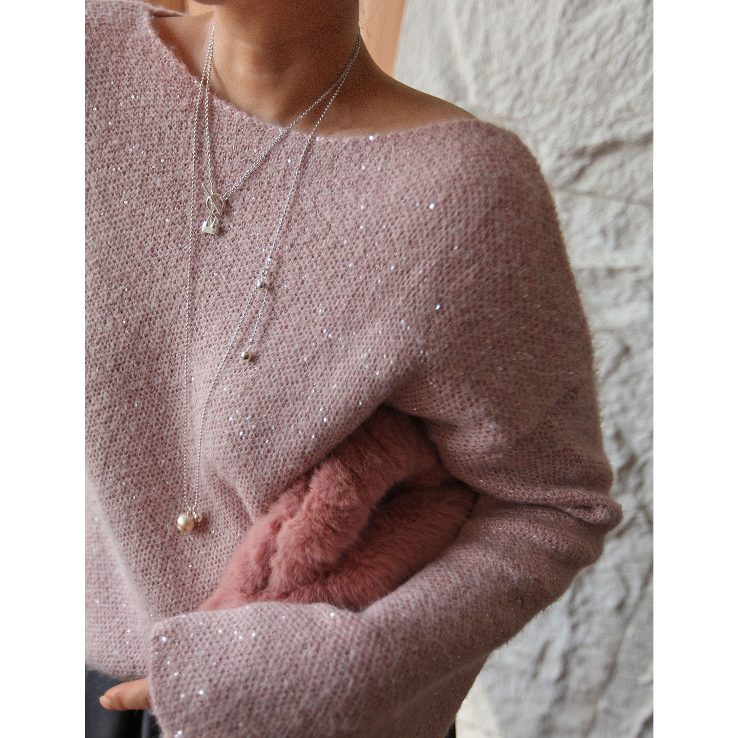 细闪珠片纱软糯粉色一字领针织衫