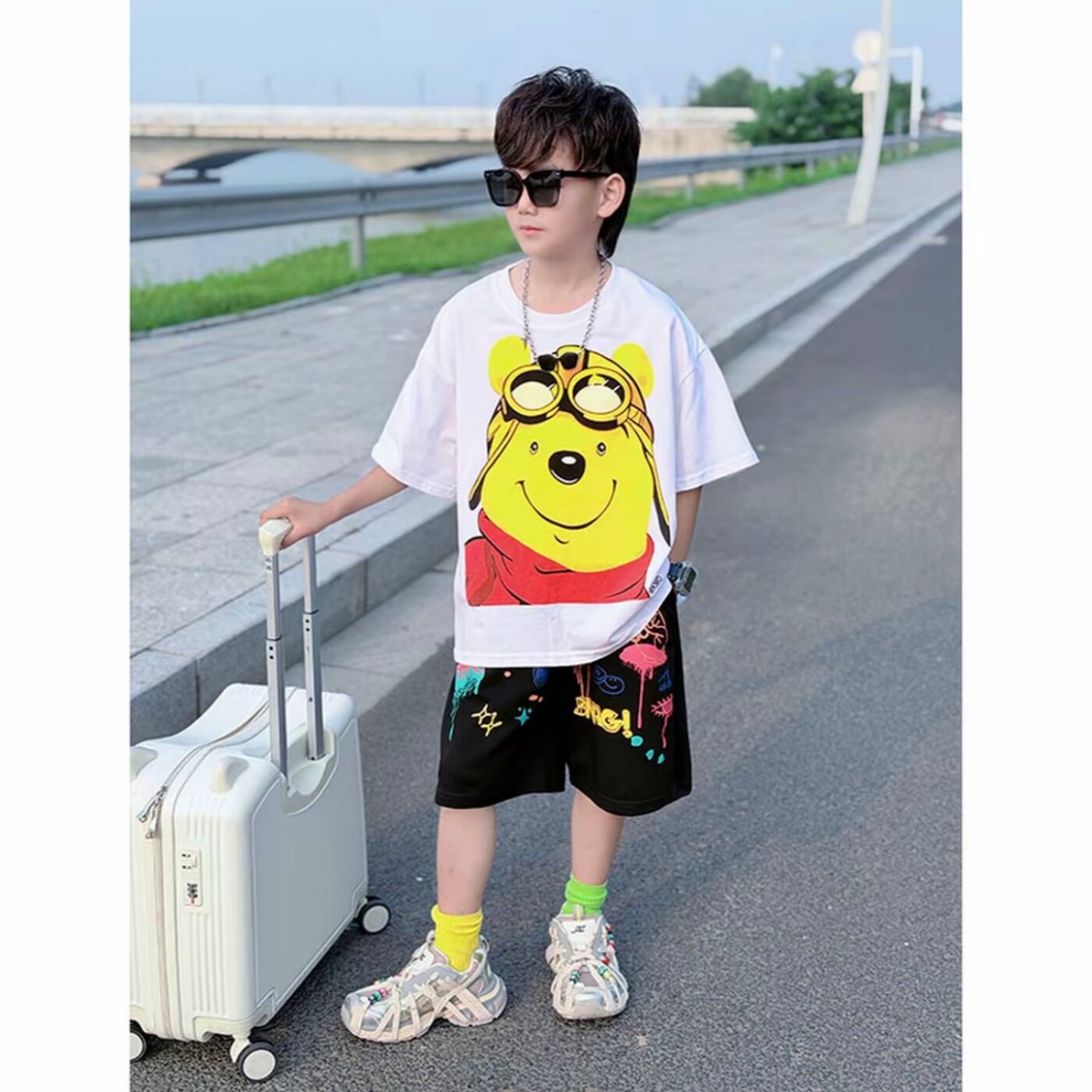 男童个性小熊维尼印花短袖T恤夏新款中大童彩色涂鸦休闲短裤套装