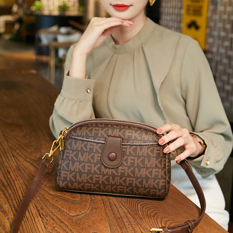 香港新款真皮手机小包包女士时尚牛皮手拿包百搭单肩斜挎包高级感