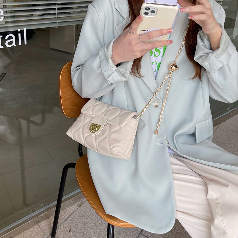 小香风菱格转运珠链条斜挎包