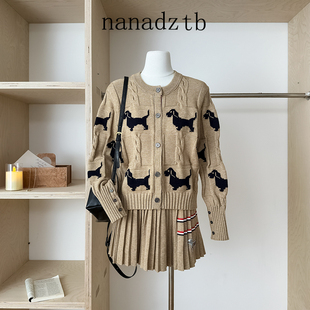 TB学院风卡其系小狗提花毛衣针织开衫百褶裙两件套套装2024年新款