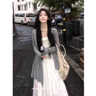 法式温柔风灰色针织开衫女秋季新款小个子穿搭吊带连衣裙三件套装