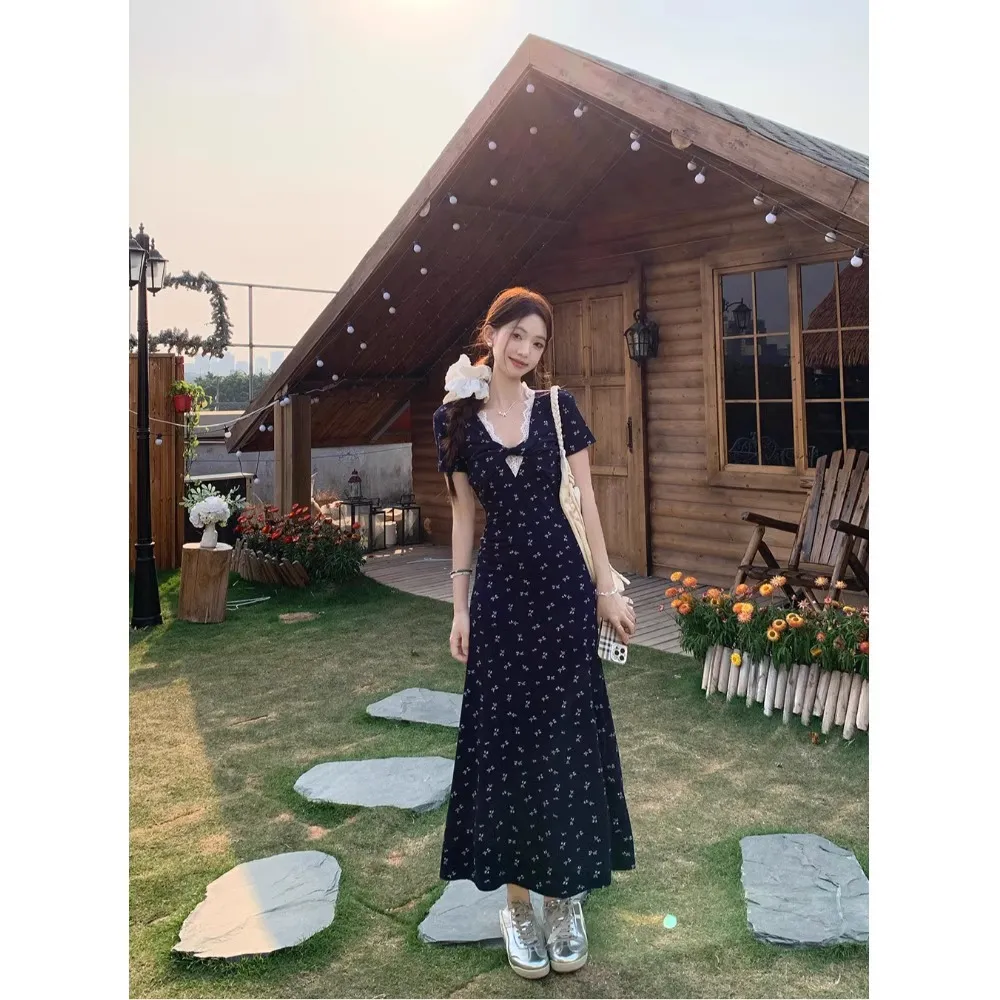 纯欲风扭结镂空短袖连衣裙女夏季法式碎花裙收腰A字裙藏蓝色长裙