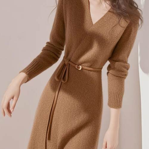 美拉德穿搭气质女神范高级感卡其色收腰配大衣内搭针织连衣裙冬季