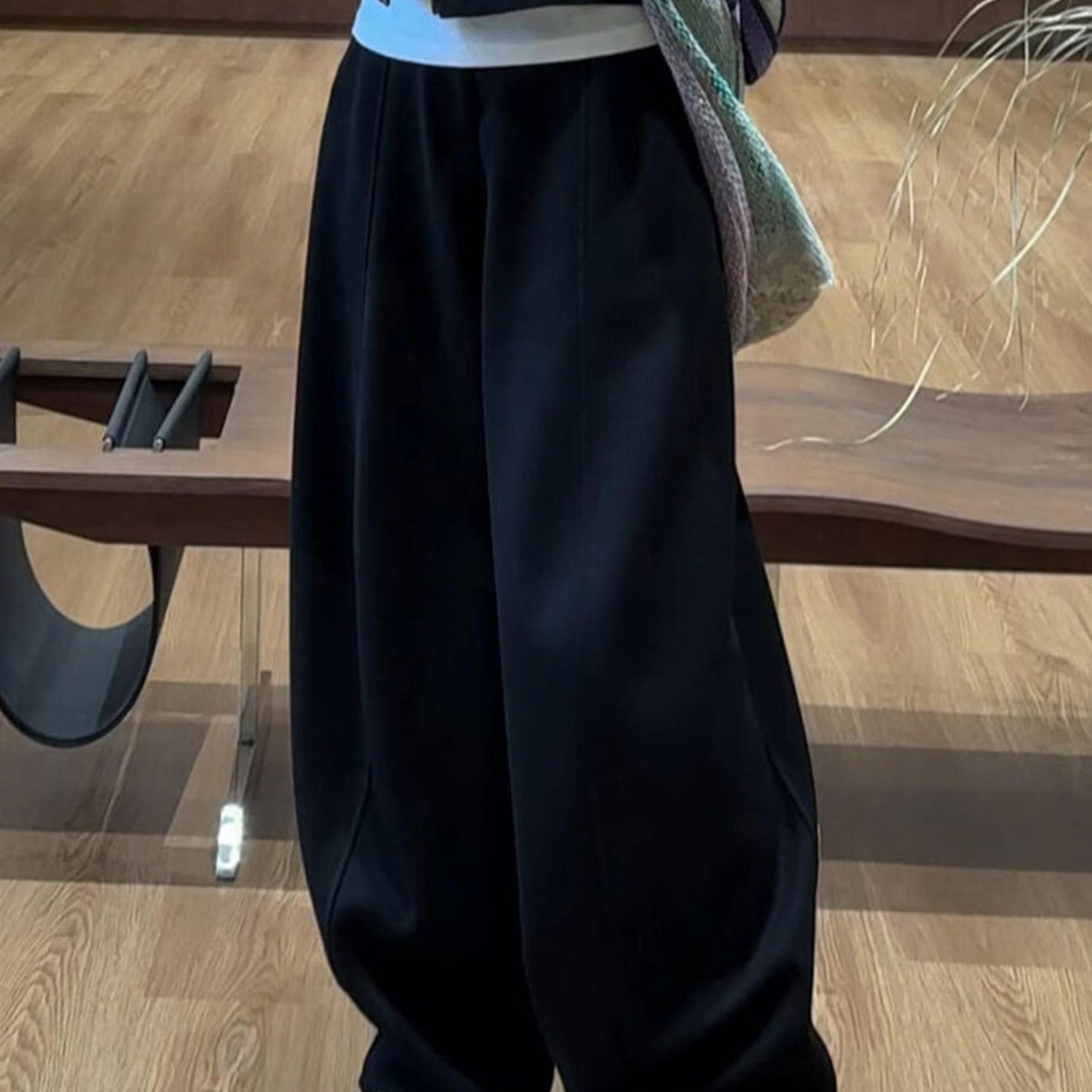 宽松慵懒风休闲时尚简约垂感2025秋冬季显瘦百搭黑色阔腿卫裤女装