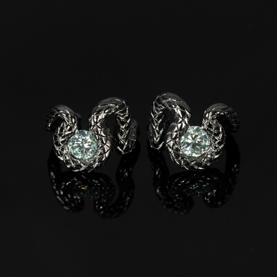 YBSJEWERLRY 蛇年限定黑金莫桑钻蛇纹耳骨耳夹2025新款耳钉男女