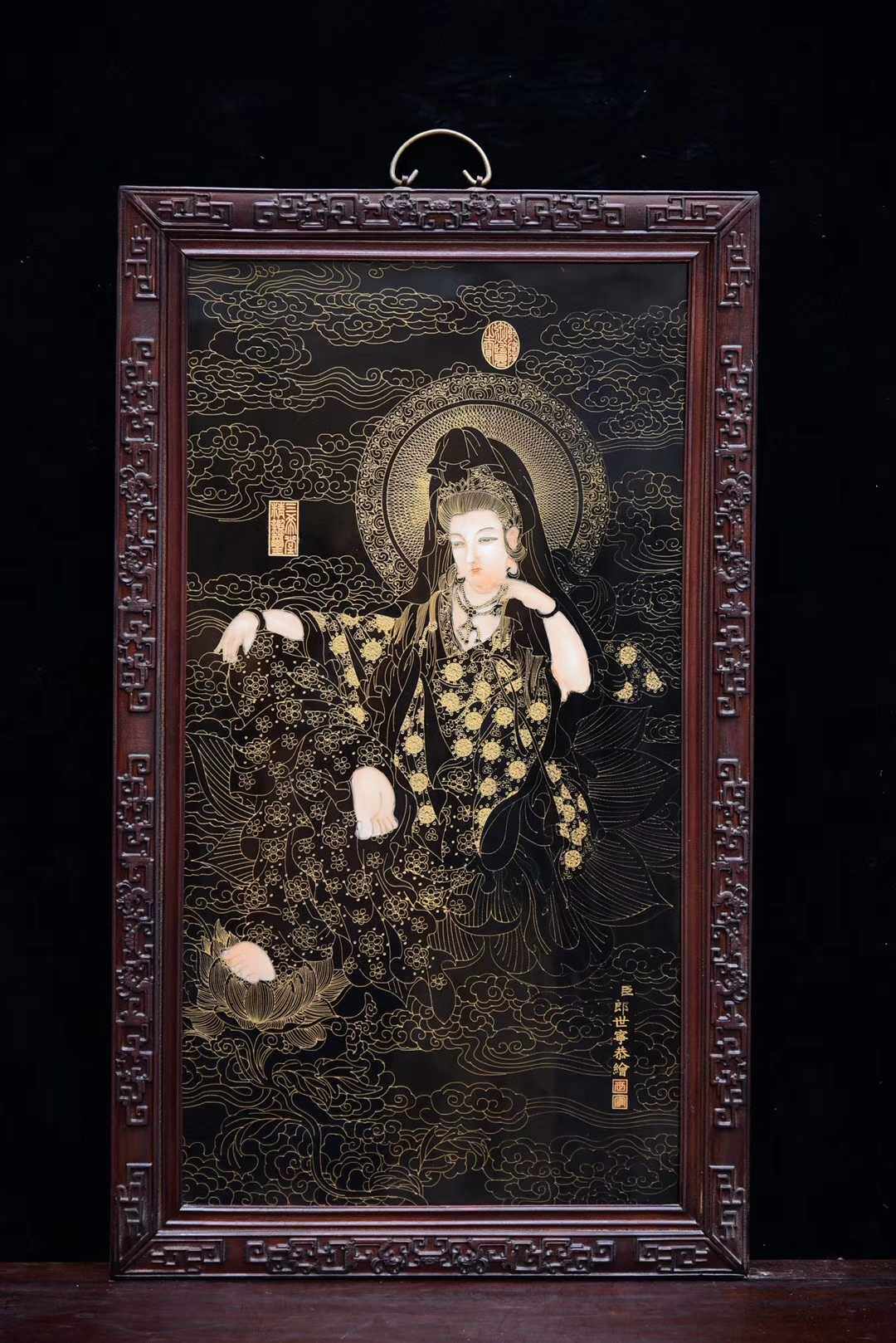 郎世宁恭绘红木框镶掐金丝高90*53公分佛光盖头观音唐卡挂屏