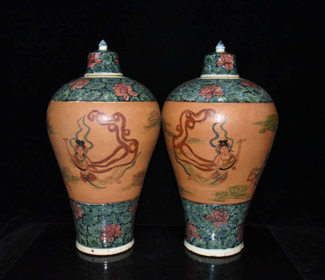 文玩瓷器宋三彩高48*25公分飞天散花图盖梅瓶摆件一对