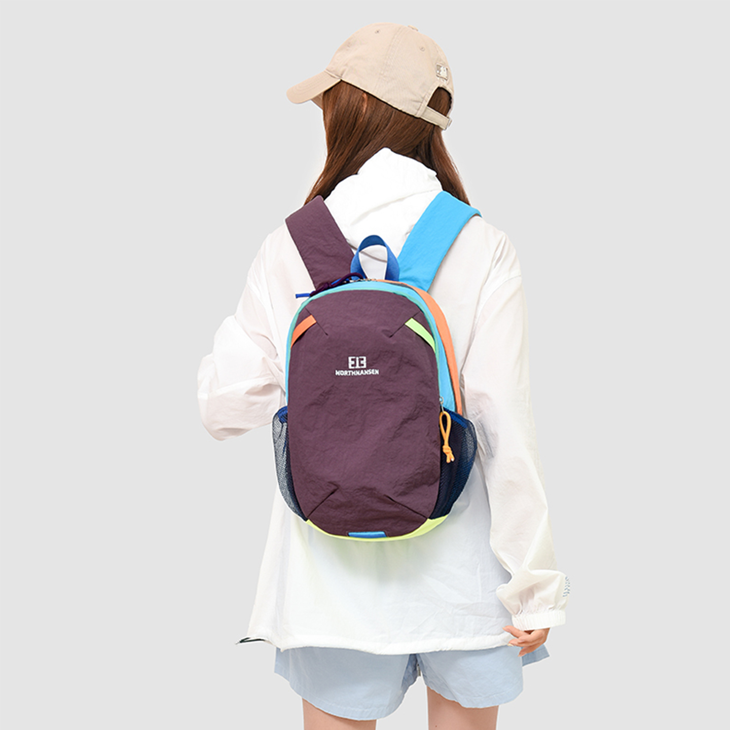 新款户外休闲双肩包防水旅行背包