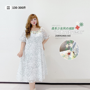 300斤森系显瘦蕾丝短裙胖莹莹大码女装夏透气镂空刺绣碎花连衣裙