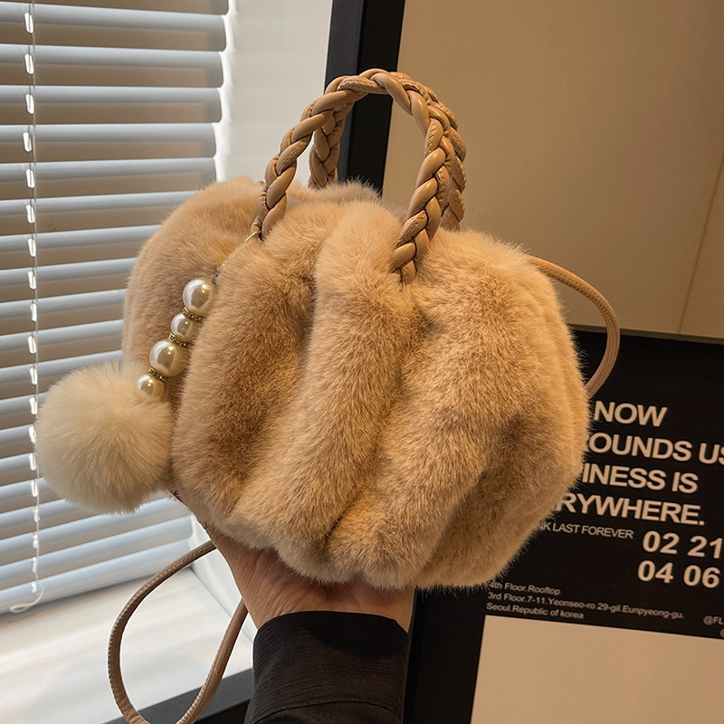 毛绒绒包包女春夏百搭2025新款小众设计斜挎包爆款手提褶皱毛毛包,箱包皮具/热销女包/男包,单肩包,淘宝优惠券,粉丝福利购,淘宝优惠卷