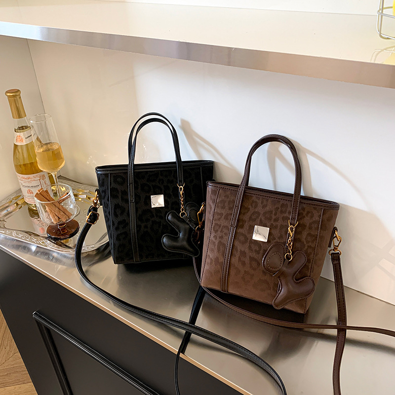 通勤复古大容量豹纹包2025