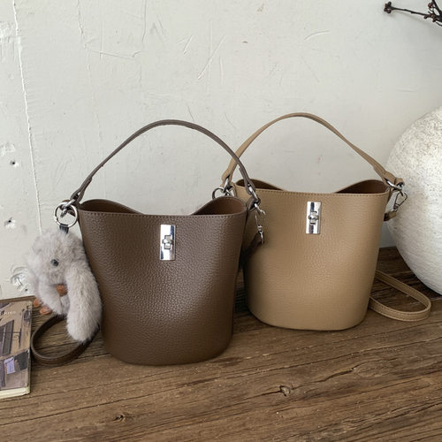 复古质感软皮荔枝纹水桶包