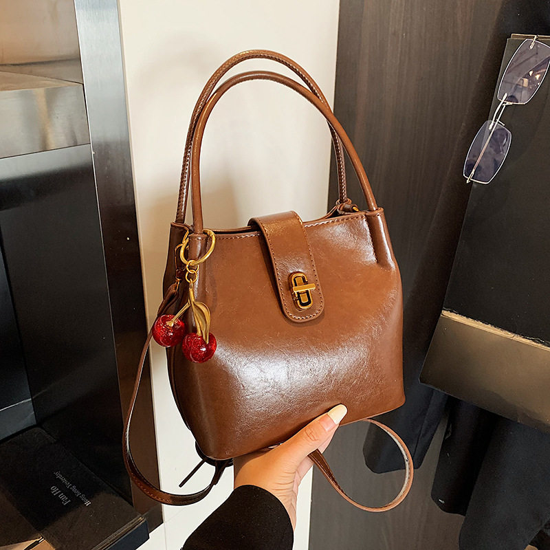 手拎上班通勤包包女式2025新款秋冬轻奢小众高级感复古斜挎水桶包,箱包皮具/热销女包/男包,单肩包,淘宝优惠券,粉丝福利购,淘宝优惠卷