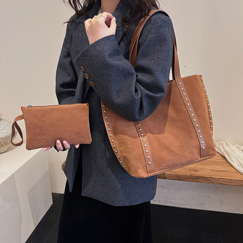 麂皮绒铆钉包女大容量2025