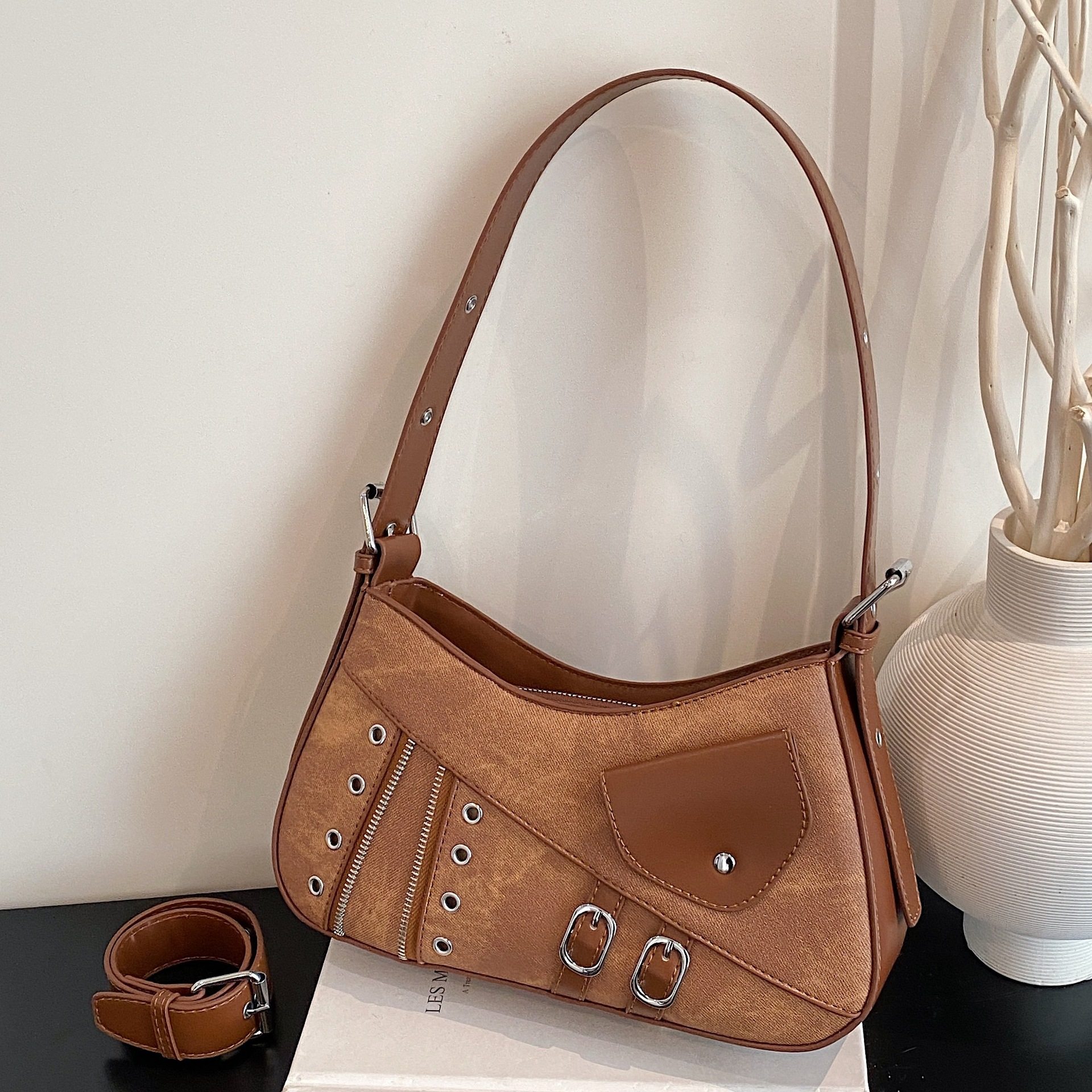 跨境机车休闲复古时尚潮流2026春季新款百搭斜挎包通勤铆钉腋下包,箱包皮具/热销女包/男包,单肩包,淘宝优惠券,粉丝福利购,淘宝优惠卷