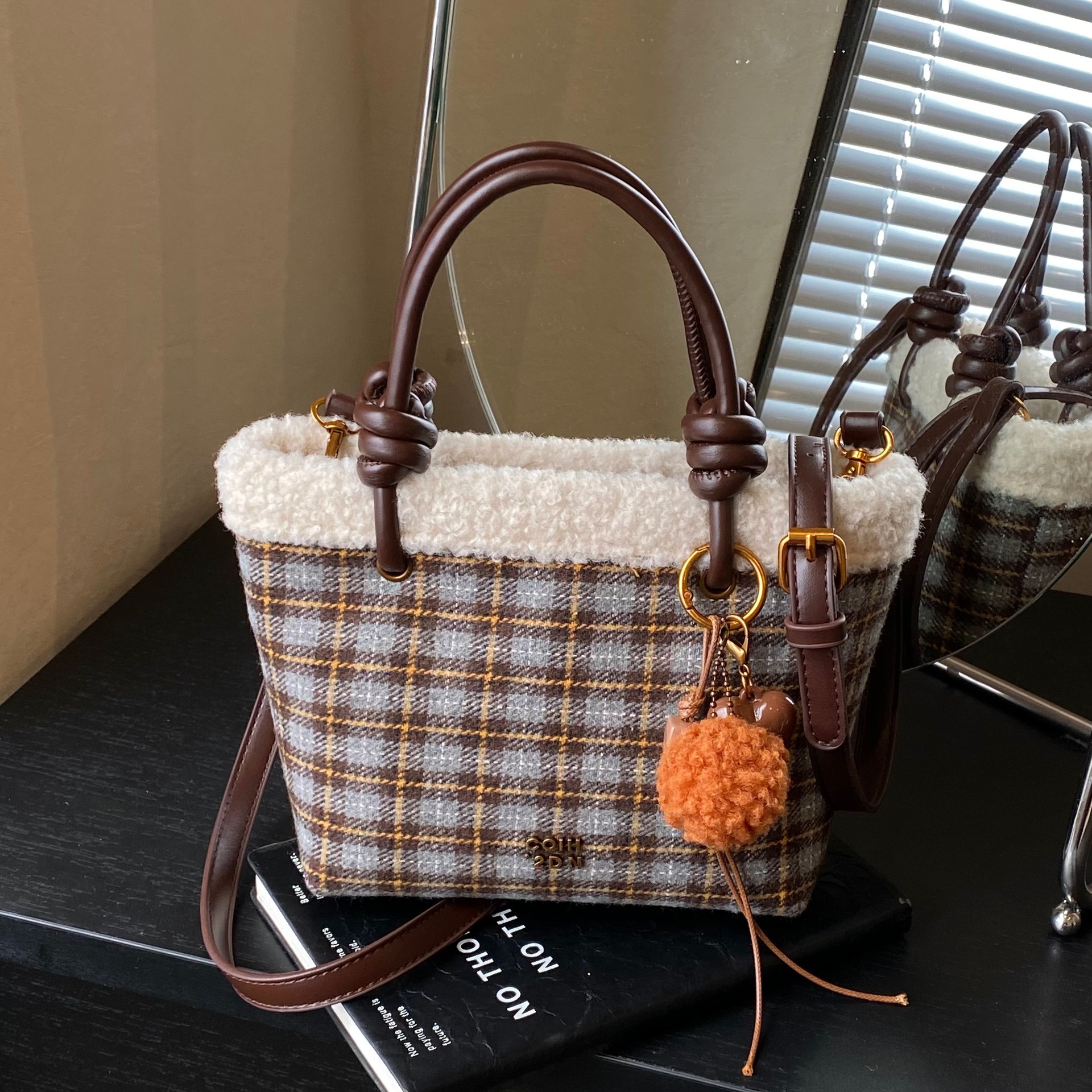 复古毛呢格子包女冬季2025