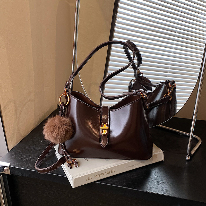 高级质感复古小包包女2026新款时尚百搭斜挎包超火单肩腋下水桶包,箱包皮具/热销女包/男包,单肩包,淘宝优惠券,粉丝福利购,淘宝优惠卷