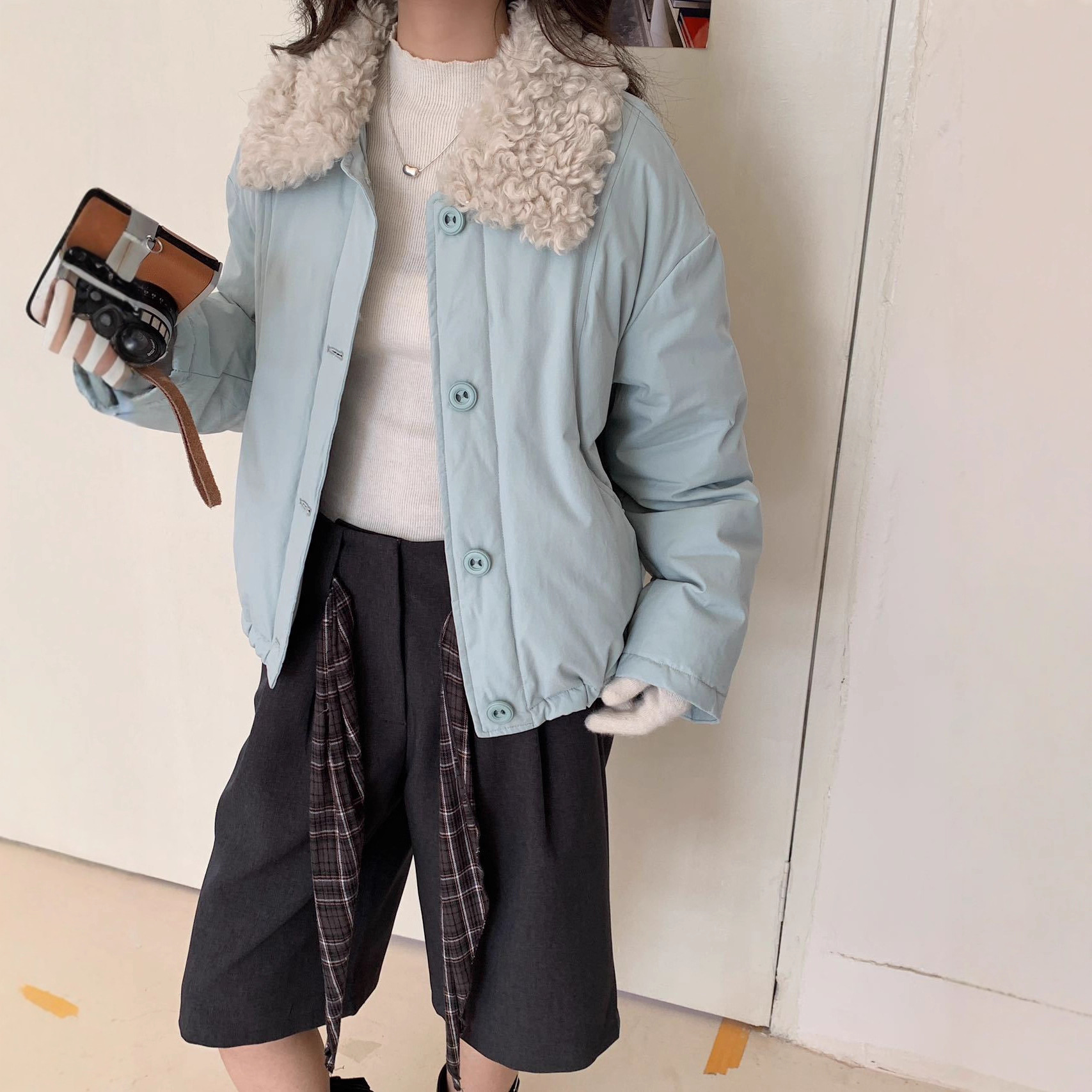 蓝色羊羔翻短款工装羽绒服冬季2025新款小个子90白鸭绒加厚外套潮