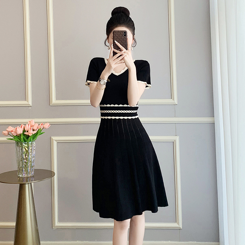 2025年女装镂空A字小黑裙女小香风短袖高腰冰丝针织连衣裙女气质