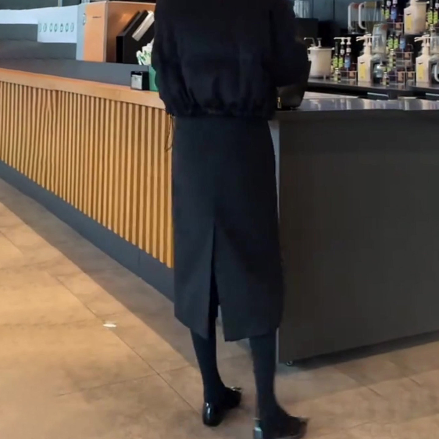 毛呢小黑裙女秋冬新款高腰显瘦时尚百搭洋气减龄休闲后开叉直筒裙