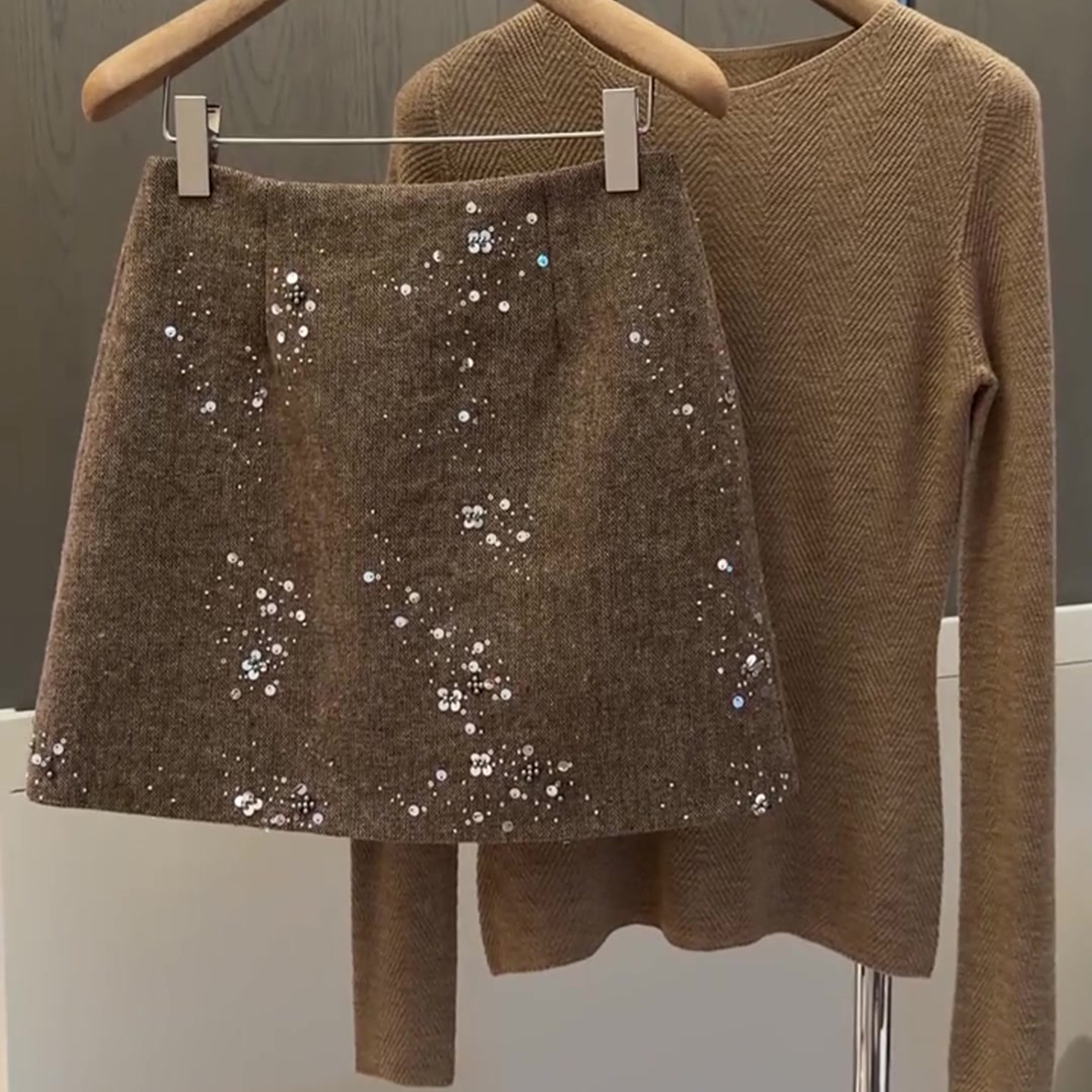 高级感浅棕色亮片短裙女秋冬流行新款高腰显瘦百搭洋气a字半身裙