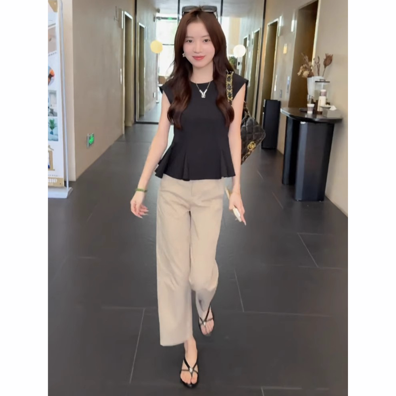 巨好看的夏天套装女2025新款小个子时尚减龄无袖上衣九分裤两件套