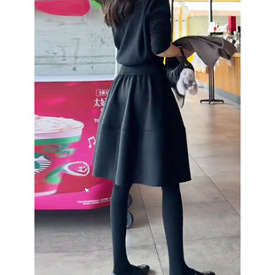 黑色简约压褶设计半身裙女早秋新款遮跨显瘦通勤风百搭A字中裙子