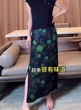 2025流行新款高腰绿色印花半身裙女简约宽松时尚气质侧开叉a字裙