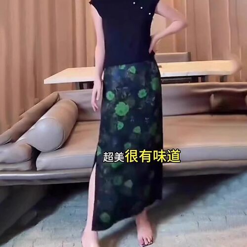 2025流行新款高腰绿色印花半身裙女简约宽松时尚气质侧开叉a字裙