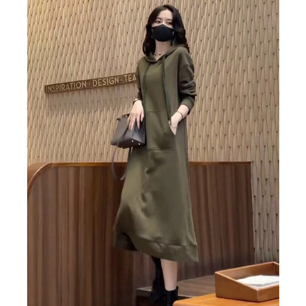 高级感针织连衣裙女秋冬2025新款欧货大码宽松显瘦过膝连帽卫衣裙