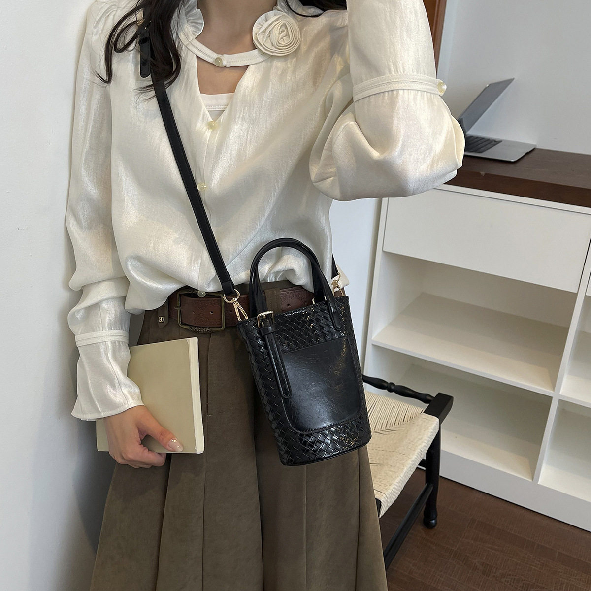 洋气质感手机包包女包2026新款时尚大容量铆钉百搭单肩斜跨包