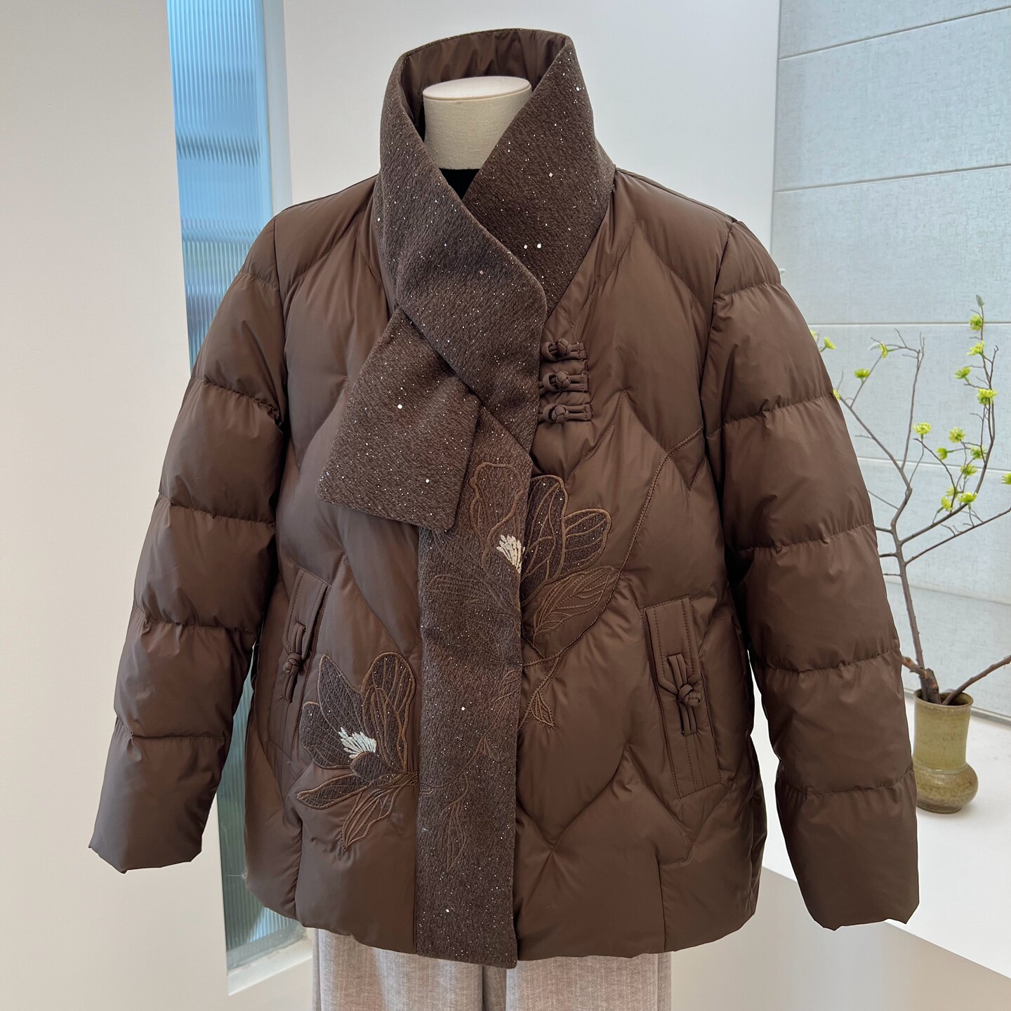 冬季中老年妈妈装刺绣羽绒服外套