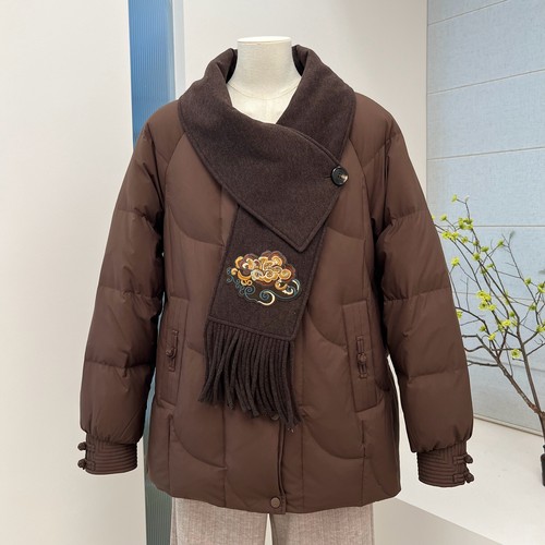 冬季新品妈妈装围巾领羽绒服外套