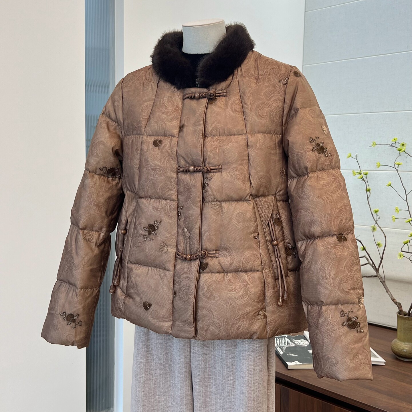 妈妈装90白鸭绒羽绒服女短款新中式拉链刺绣毛领中老年冬装外套