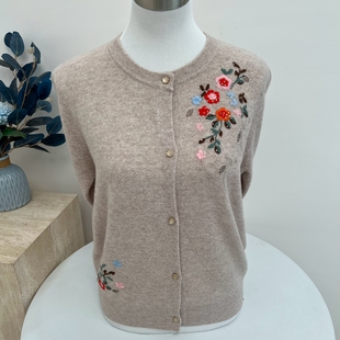 专柜品秋冬100纯羊毛妈妈装 纯色刺绣中老年保暖毛线衣女 圆领开衫