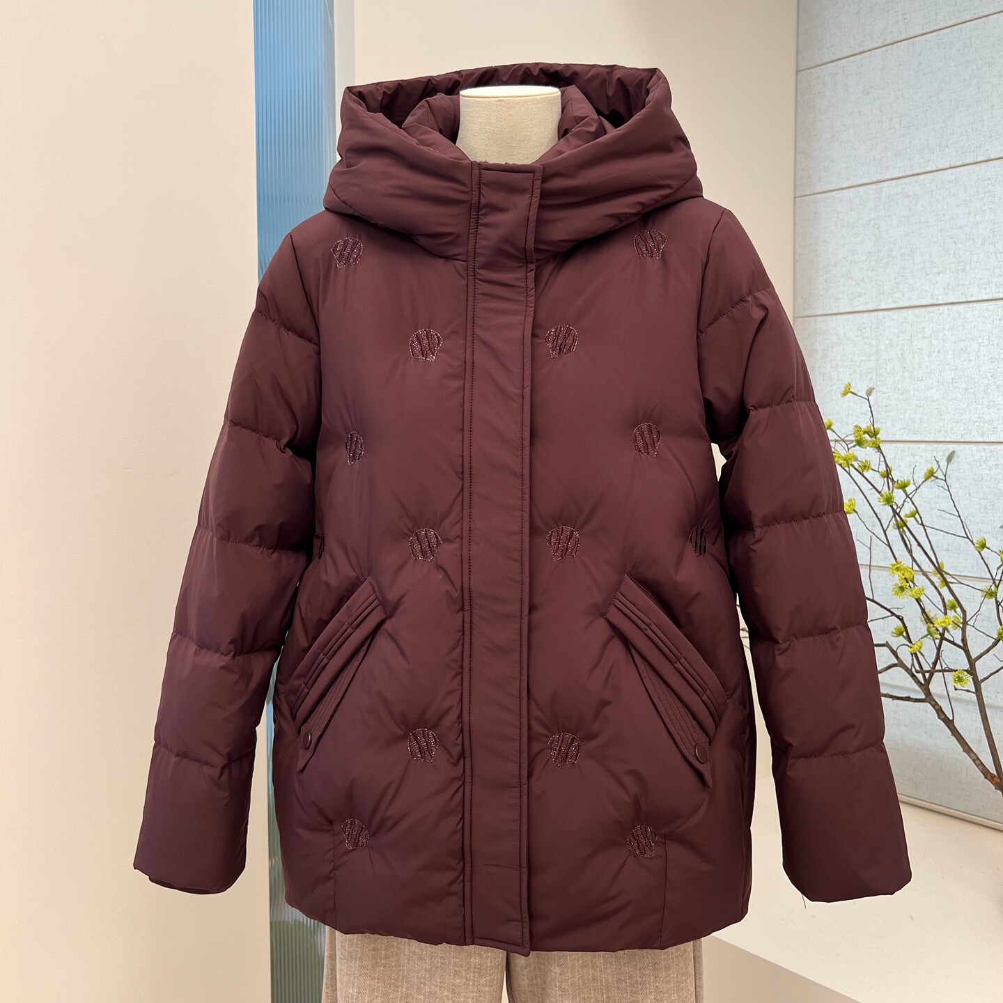 冬季奶奶装宽松保暖羽绒服外套中老年纯色连帽拉链刺绣妈妈上衣女