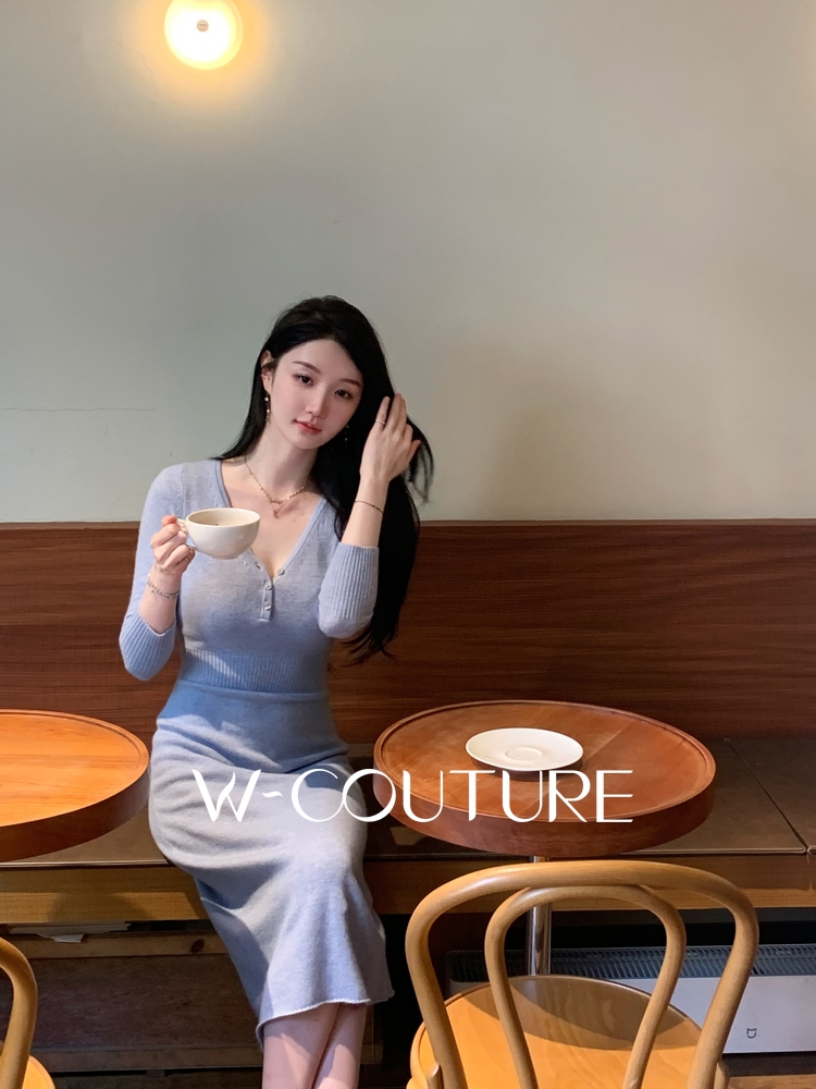 修身针织V领打底连衣裙