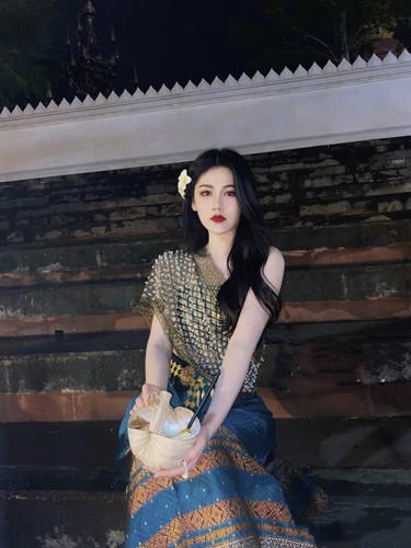 鞠婧祎网红民族钉珠披肩裙子写真