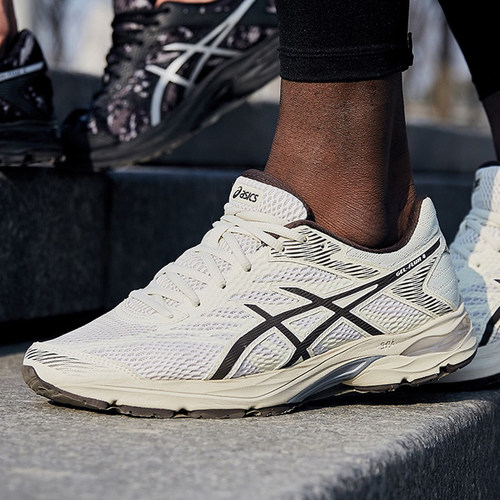 Asics复古轻便男子缓震跑步鞋