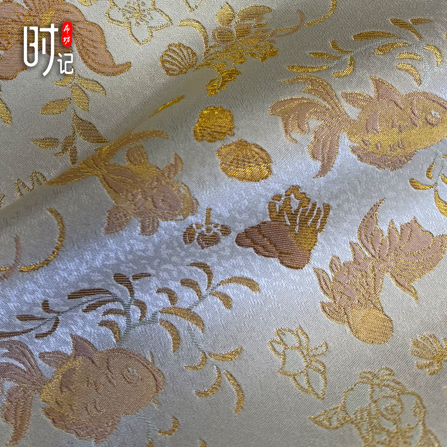 波光粼粼金鱼纹米白灰色织金锦缎布料手工马甲包包DIY服装面料