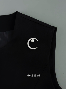 轻奢月牙珍珠胸针高级感西装别针