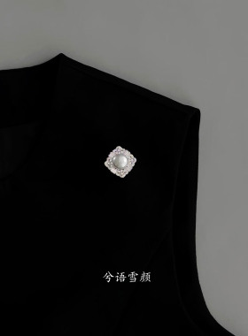宫廷风灰珍珠四叶草磁吸胸针